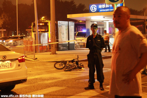 北京50岁女司机驾豪车一连撞12人被控制