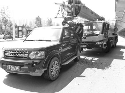 吊車撞路虎，路虎很受傷。