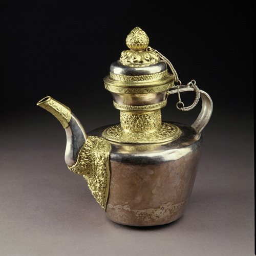 图一 清 西藏 银茶壶 高30、宽29厘米 重1525克 银质 五世达赖喇嘛敬献清政府