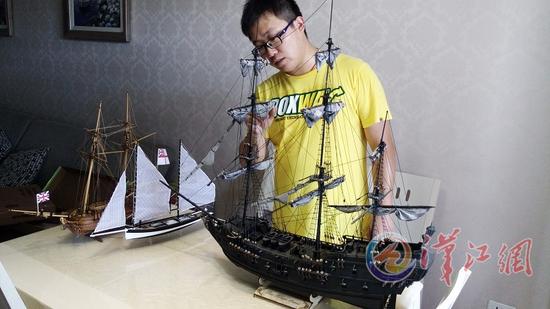 许波向记者介绍他手工制作的“黑珍珠”号 本报记者周宁摄
