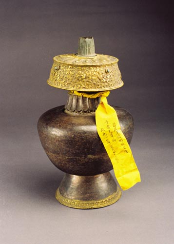 清 西藏 银宝瓶 底直径15.9、高36厘米 重1455克 银质 十三世达赖喇嘛敬献清朝政府