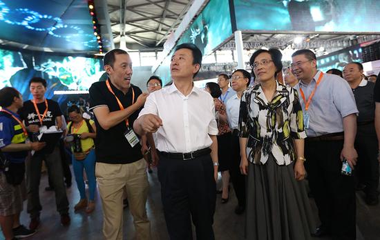 2015CJ正式开幕 主管领导视察巨人展台_产业