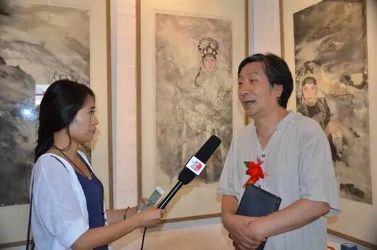 艺术家王志纯接受媒体采访