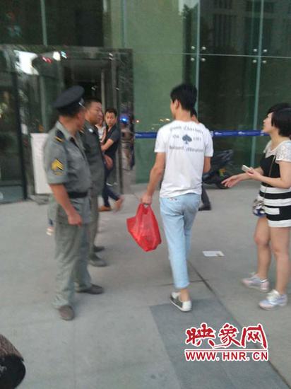 朋友爬31楼为被困小伙送水