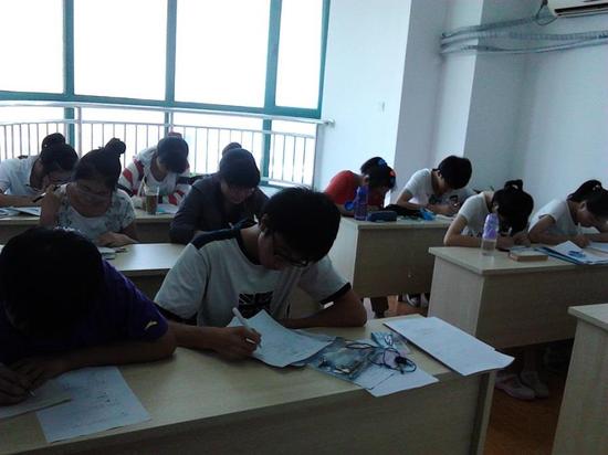 图:启东学海的学生正在做题