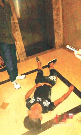 酒后打斗中將電梯門撞開(kāi)，死者從電梯井墜下
