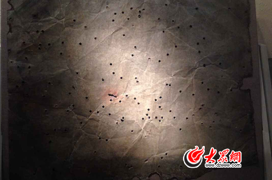 雷神庙东厢外窗上的铁皮雨搭子上的138个弹孔目击了英雄们当年的壮举