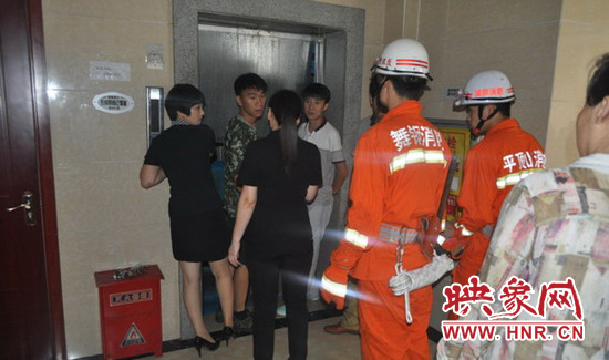 消防队员及时赶到现场向酒店工作人员了解情况