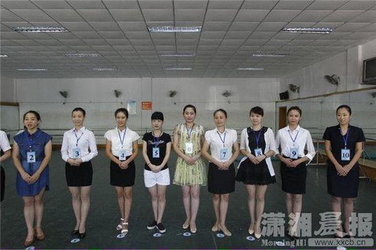 7月30日，湖南女子学院，南航招聘“妈咪”空姐，妈咪空姐正在进行自我展示。图/潇湘晨报记者 华剑