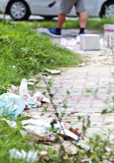 酒足飯飽開車去，生活垃圾滿大堤。