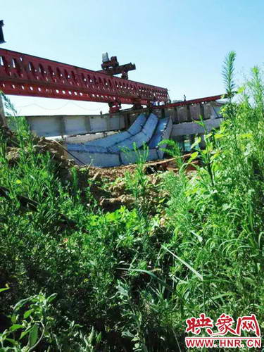 北岸2-3軸8、9、10號梁發生側翻塌落，未造成人員傷亡。