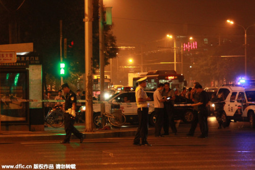 北京50岁女司机驾豪车一连撞12人被控制