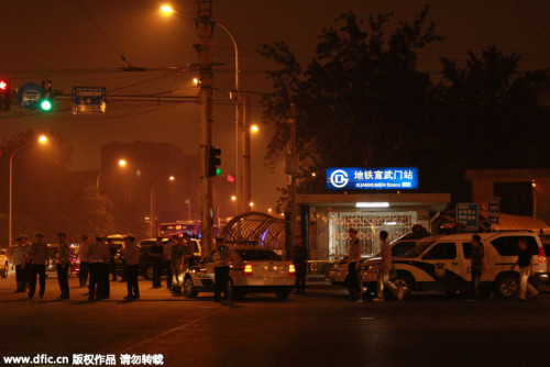 北京50岁女司机驾豪车一连撞12人被控制