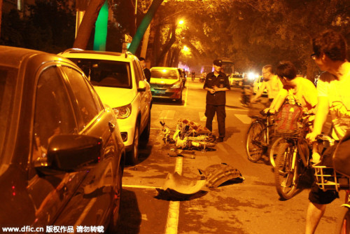 北京50岁女司机驾豪车一连撞12人被控制