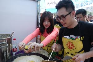 《煎饼侠》重现街头 大鹏柳岩练摊送煎饼