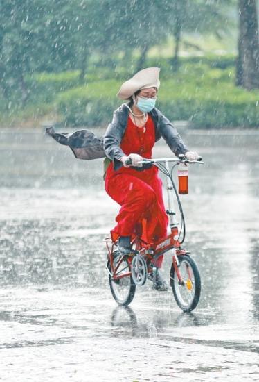 畫面很美，滋味卻不好受，風雨中根本睜不開眼。