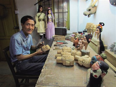 泉州木偶剧团三楼一间陈旧简陋的20平米工作室里,非物质文化遗产传承人林聪鹏用30多年时间雕刻了上千个木偶头。 摄影 吴丹