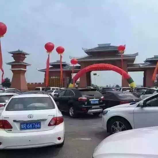 蓮花溫泉游客絡(luò)繹不絕