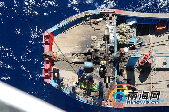 7月30日下午,交通运输部南海第一救助飞行队成功救助受伤渔民。(通讯员陈钿琴摄)