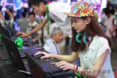 围观性感美艳的美国女玩家 国产颜神不遑多让