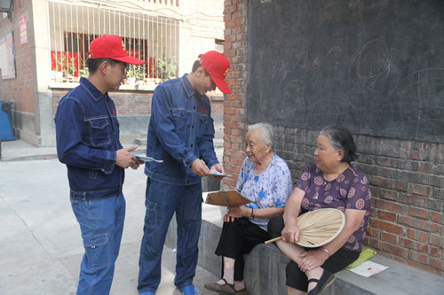 志愿者正在向住戶發放手冊