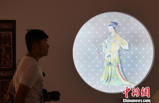 “溫·婉——中國古代女性文物大展”正在南京博物院布展。泱波 攝