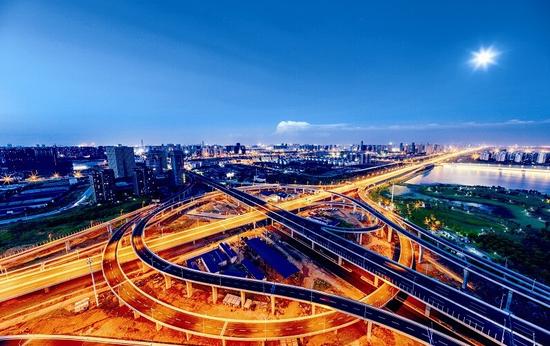 图为：位于武汉经济开发区的东风大道高架一期工程，今日14:00将与三环线汪家嘴立交同步开通。
