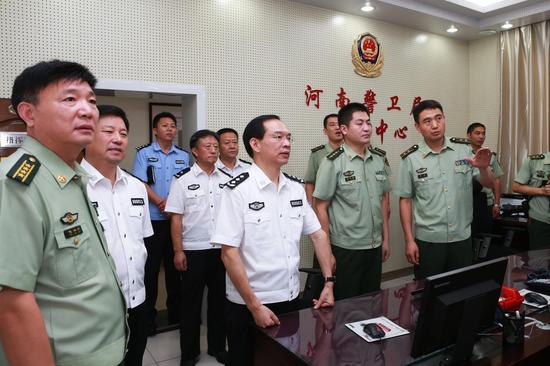 許甘露書記查看部隊作戰勤務