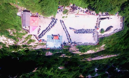 百名退伍老兵用行為藝術組成“八一”的形狀