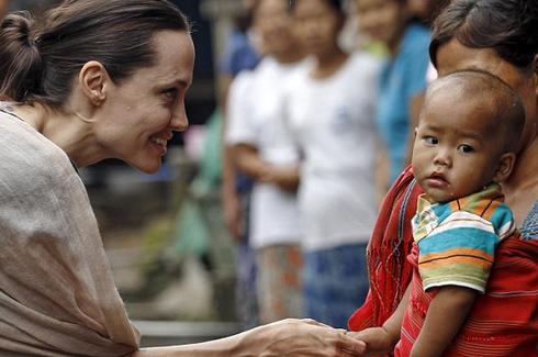 朱莉访难民营尽显温柔