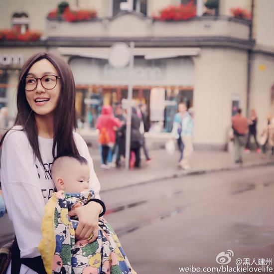 范玮琪怀抱宝贝好温馨