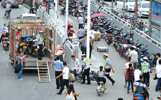 交警拖走上百輛非機動車