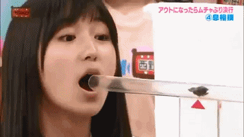 美女用嘴互吹