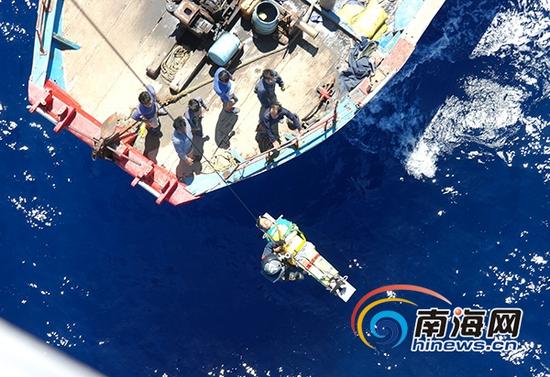 7月30日下午,交通运输部南海第一救助飞行队成功救助受伤渔民。(通讯员陈钿琴摄)