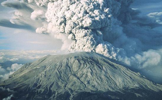 火山爆发释放的火山灰进入大气层