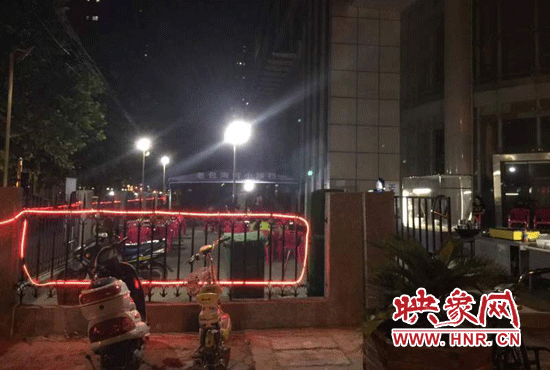 郑州一家国企停车场，夜晚变身烧烤摊。