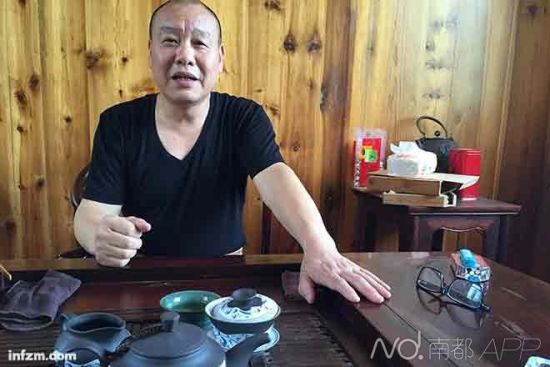释智通说:“我虽然不是僧人,但不管刮风下雨都会做早晚功课。” (南方周末记者 贺溟/图)