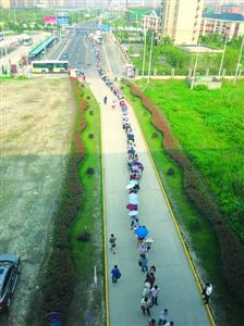 近日来16号线鹤沙航城站早高峰限流后大排长龙,这与沿线快速增长的客流不无关系。