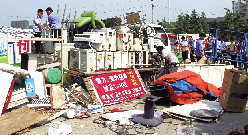 郑州旧货市场拆迁商户占道甩卖 嫌远不去新市场