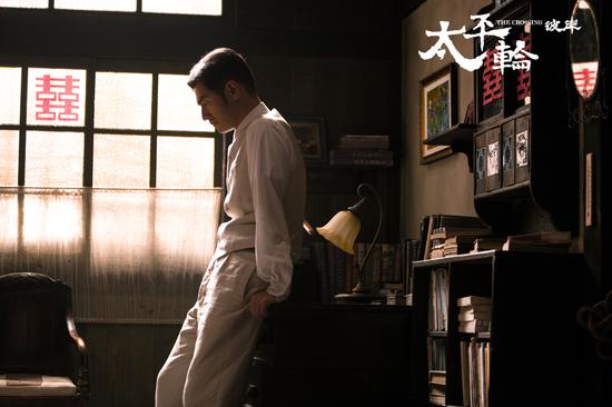 金城武饰演的严泽坤面临痛苦抉择