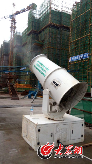 為了控制揚塵,建筑工地花30萬元購買了這臺“霧炮”,它噴出去的水覆蓋范圍直徑有60米。