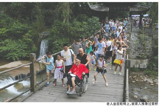 老人坐着轮椅登青城