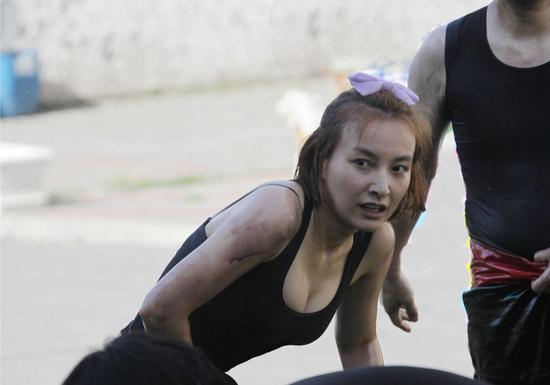 《极速2》摔跤大战 吴昕意外展现好身材|极速前进|吴昕|身材_新浪娱乐_新浪网