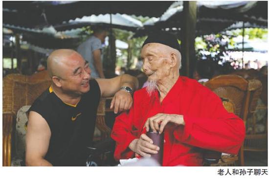 老人与孙子聊天