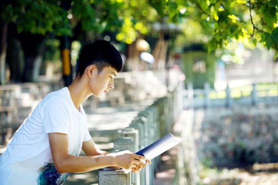 大一男生走进军区体验军营生活 帅气军装照爆