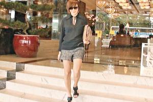 关之琳露美腿看美酒 被问婚讯笑而不答