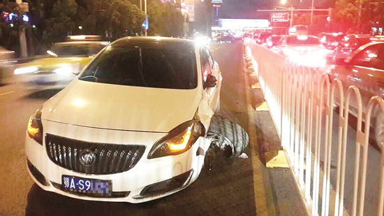 武昌武珞路突发车祸 奥迪车内吃奶女婴颅骨骨折