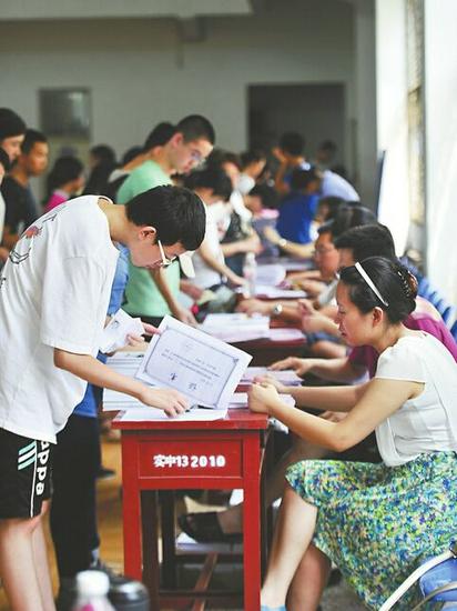 7月30日，山東省實驗中學向前來報到的3000余名高一新生發放錄取通知書。