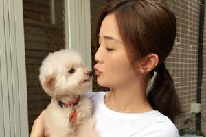 阿Sa发文纪念出道15年 晒照与爱犬玩亲亲