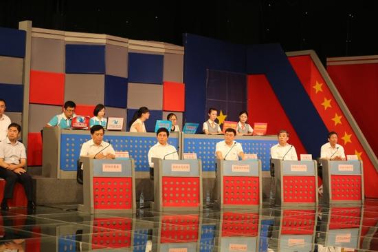 现场播放了多个暗访短片,接听了不少市民的来电,市民代表也在现场提出了自己关心的环保问题,台上的局委“一把手”们一一作出解答。节目现场,有市民朋友来电投诉渣土车扬尘污染,由于属于多个部门的交叉管辖范围,以往这个问题容易出现推诿扯皮的现象。今天济南市城管局局长田德昌在直播中承诺:“共同派人,共同治理,不达目标绝不罢休”。